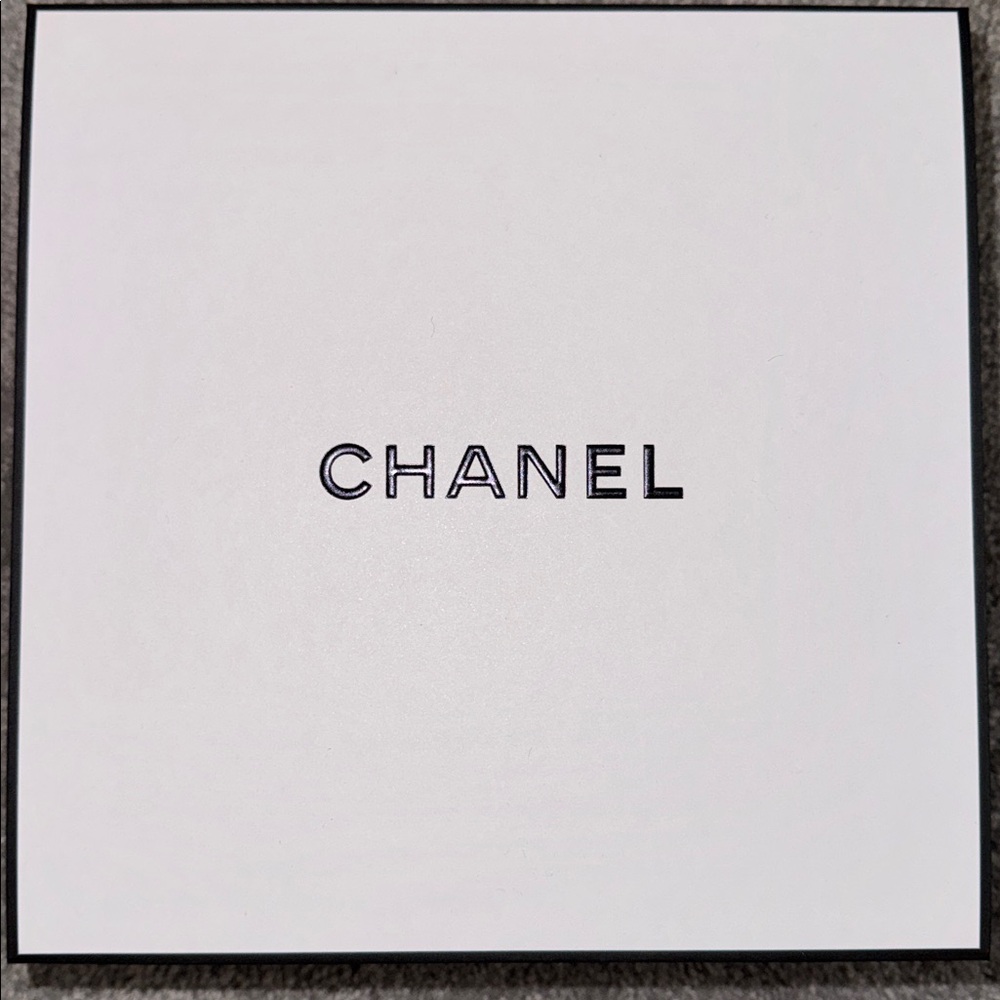 🔥NEW CHANEL Round Makeup Bag w/CHANEL Ribbon & original box - Picture 9 of 9